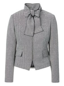 Want to know what to wear to work this fall season? Fall 2017 women's fashion trends hint strongly at bold, powerful looks for the office. Here are some of my top picks for hot workwear this fall season! ~Roxanne Carne | Personal Stylist