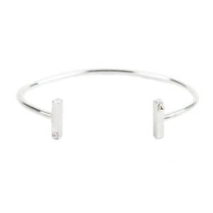 Love minimalist style and passionate about ethical fashion? Want some pointers on the best places to buy minimalist jewelry and clothes? Don’t miss out on these awesome pairings of chic minimalist jewelry and clothes that support ethical fashion! ~Roxanne Carne | Personal Stylist