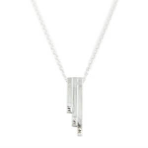 Love minimalist style and passionate about ethical fashion? Want some pointers on the best places to buy minimalist jewelry and clothes? Don’t miss out on these awesome pairings of chic minimalist jewelry and clothes that support ethical fashion! ~Roxanne Carne | Personal Stylist