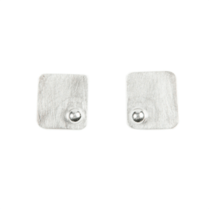 Love minimalist style and passionate about ethical fashion? Want some pointers on the best places to buy minimalist jewelry and clothes? Don’t miss out on these awesome pairings of chic minimalist jewelry and clothes that support ethical fashion! ~Roxanne Carne | Personal Stylist